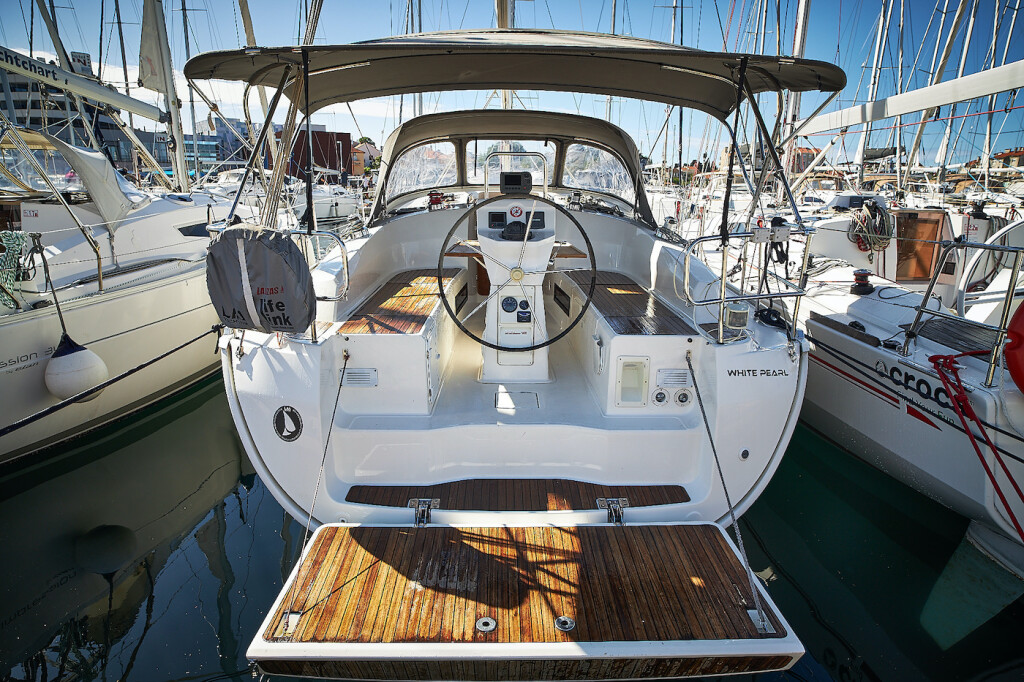 Bavaria Cruiser 36, White Pearl B